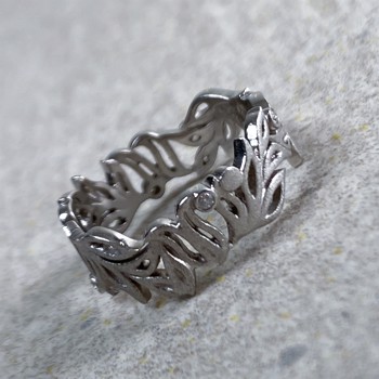 Nuran 14 kt hvidguld fingerring, fra Lilja serien med 13 Diamanter Wesselton SI